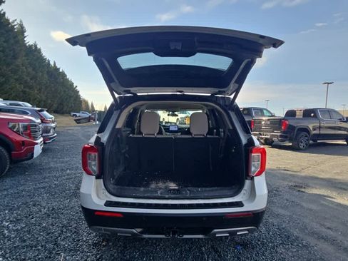 Used 2023 Ford Explorer XLT w/ Equipment Group 202A image 8