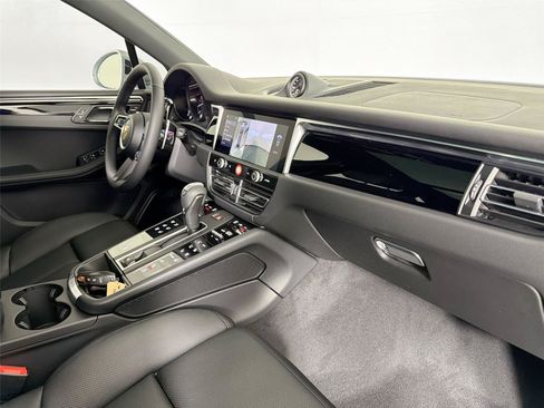 Certified 2026 Porsche Macan AWD/4WD image 29