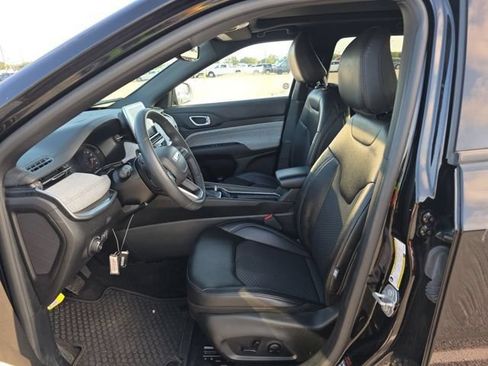 Used 2025 Jeep Compass Latitude w/ Sun & Sound Group AWD/4WD image 8