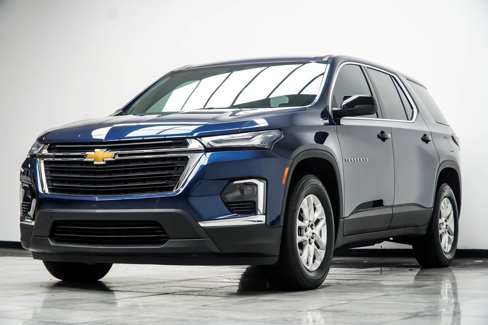 Used 2023 Chevrolet Traverse LS FWD image 9