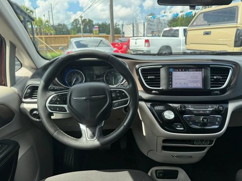 Used 2022 Chrysler Voyager LX FWD image 14