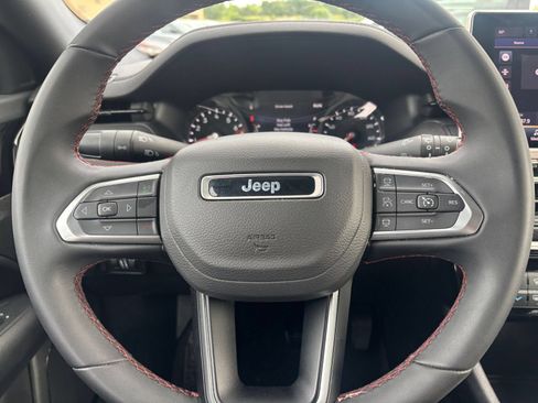 Used 2025 Jeep Compass Trailhawk AWD/4WD image 27
