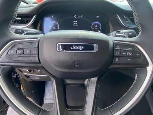 Used 2025 Jeep Grand Cherokee Laredo X w/ Luxury Tech Group I image 17