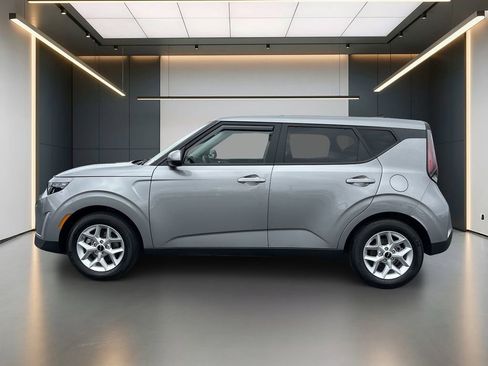 Used 2025 Kia Soul LX w/ LX Technology Package FWD image 2