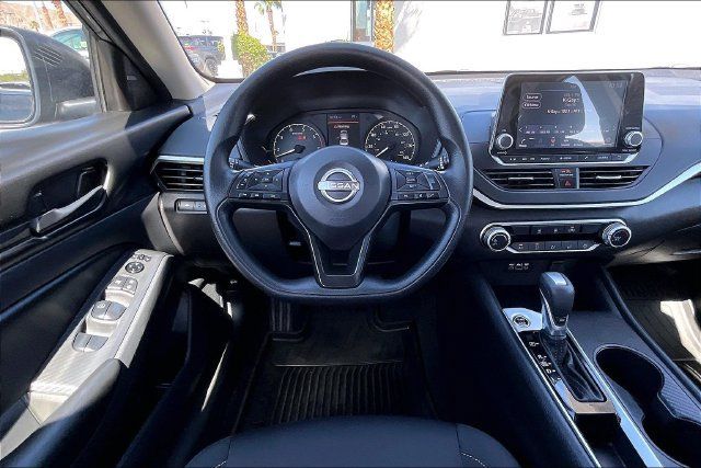 Certified 2025 Nissan Altima 2.5 S FWD image 4