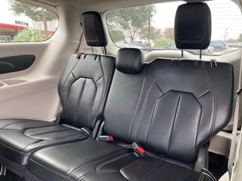 Used 2023 Chrysler Pacifica Touring-L image 12