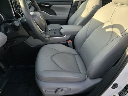 Used 2025 Toyota Highlander XLE image 35