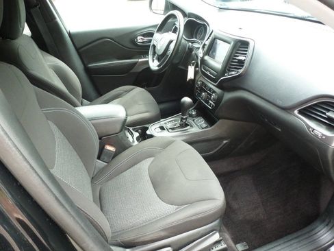 Used 2019 Jeep Cherokee Latitude w/ Cold Weather Group AWD/4WD image 38