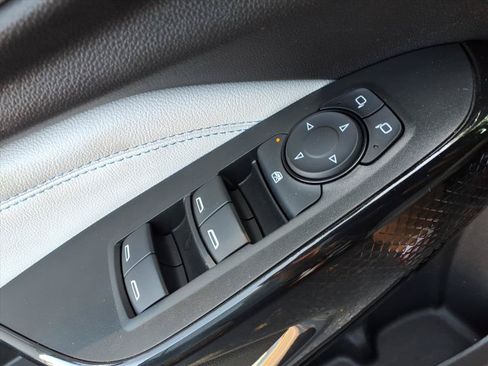 Used 2025 Chevrolet Trax LT FWD image 16