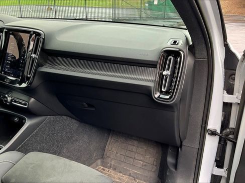 Used 2022 Volvo XC40 P8 Recharge Ultimate image 19