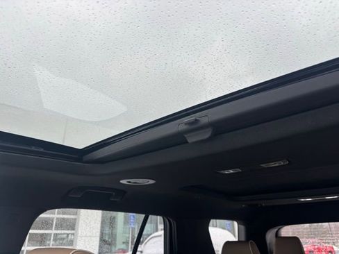 Used 2023 Chevrolet Traverse Premier image 12