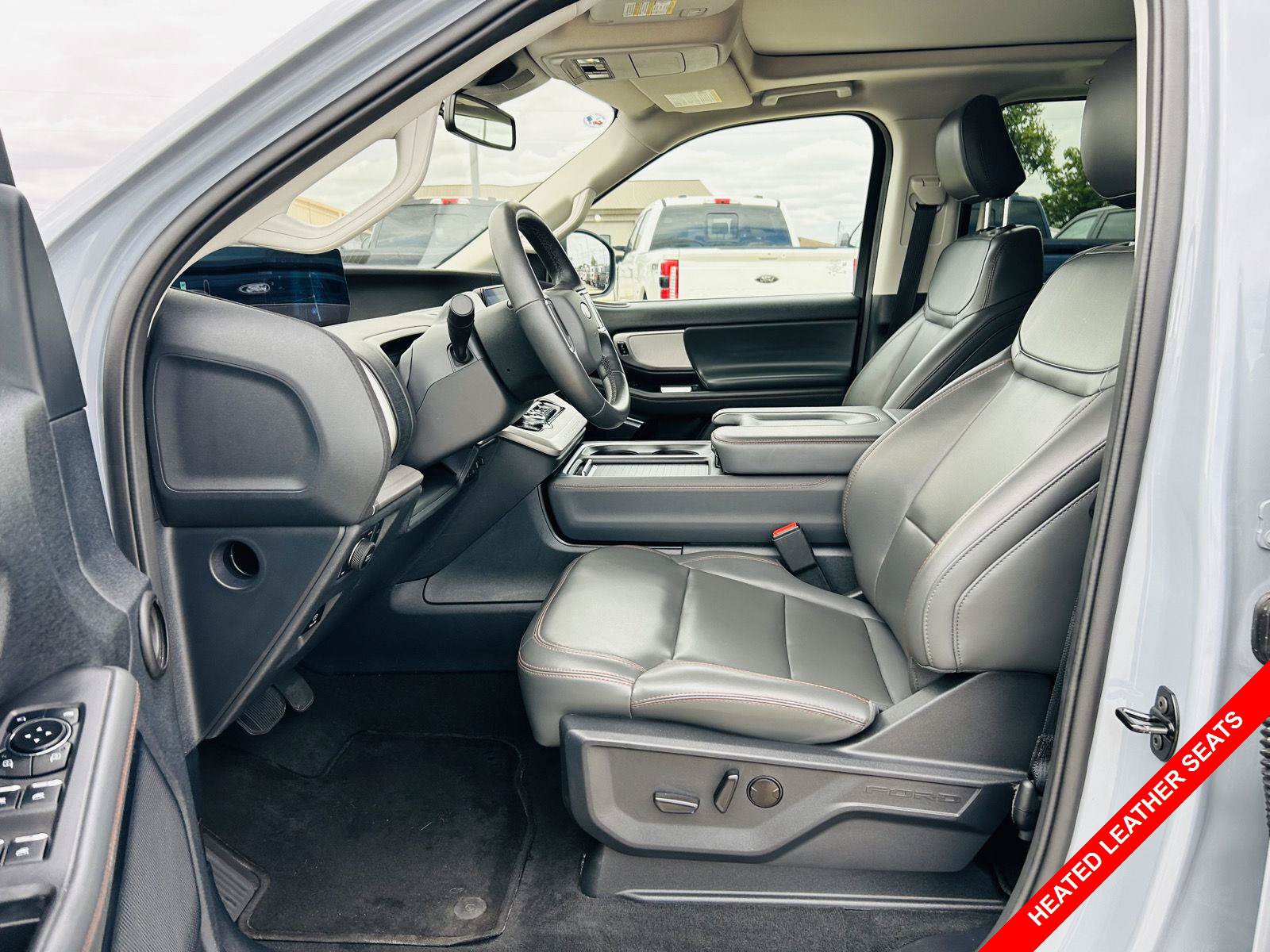 Used 2025 Ford Expedition Active AWD/4WD image 3