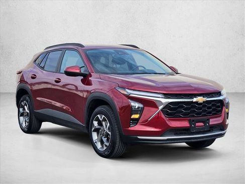 Used 2025 Chevrolet Trax LT w/ LT Convenience Package FWD image 3