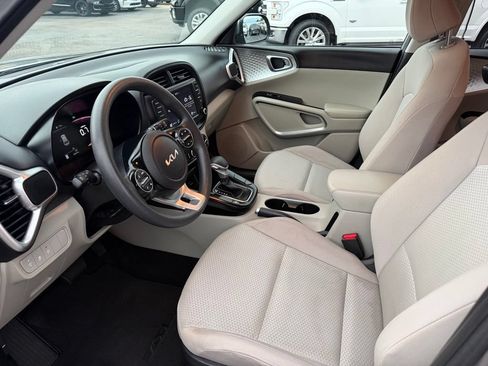 Used 2023 Kia Soul LX w/ LX Technology Package FWD image 21