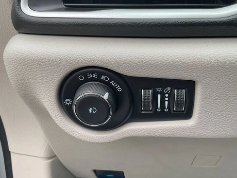 Used 2024 Chrysler Pacifica Touring-L FWD image 14