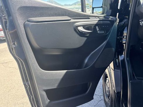 Used 2022 Mercedes-Benz Sprinter 2500 image 13