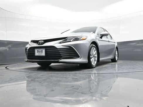 Used 2021 Toyota Camry LE image 24