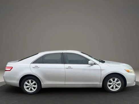 Used 2011 Toyota Camry LE image 4