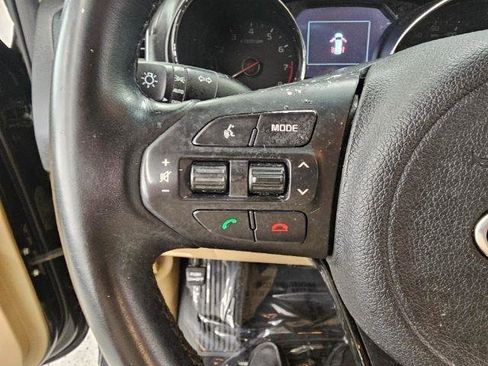 Used 2018 Kia Sedona LX w/ LX Essentials Premium Package image 11