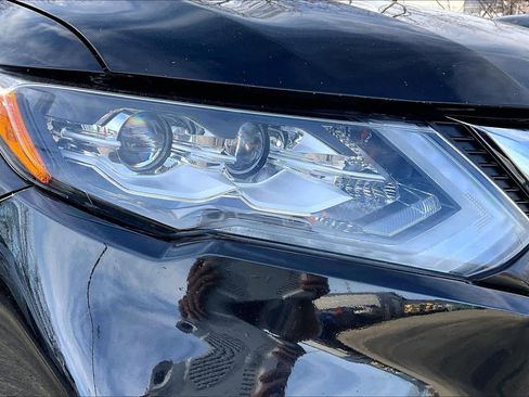 Used 2018 Nissan Rogue SL w/ Premium Package image 25