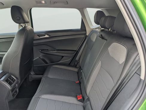 Certified 2025 Volkswagen Taos SE image 19