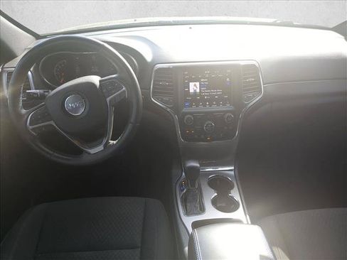 Used 2018 Jeep Grand Cherokee Laredo AWD/4WD image 17