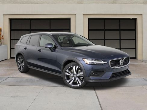 Used 2025 Volvo V60 B5 Cross Country Plus AWD/4WD image 34