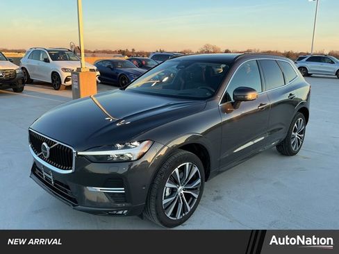 Used 2022 Volvo XC60 B5 Momentum w/ Advanced Package image 1