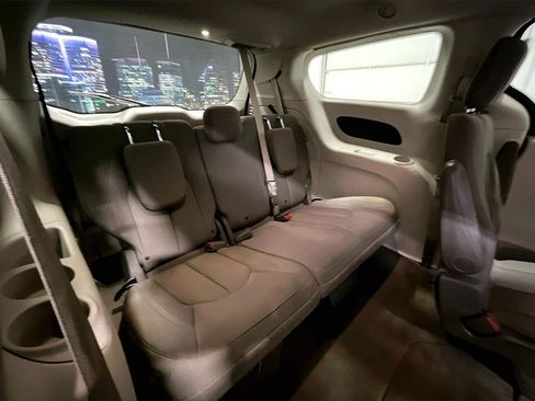 Used 2021 Chrysler Pacifica Touring image 25