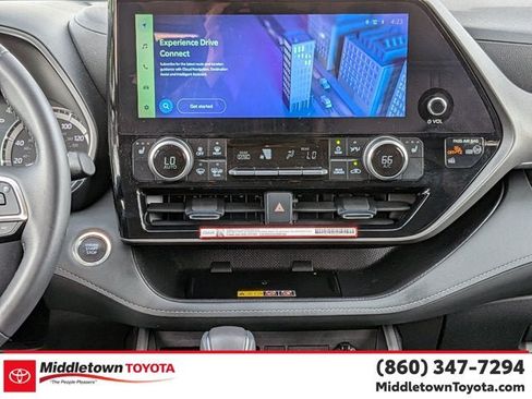 Used 2025 Toyota Highlander XLE AWD/4WD image 30