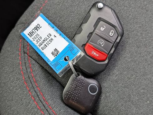 Used 2025 Jeep Wrangler Unlimited Rubicon w/ Convenience Group AWD/4WD image 32