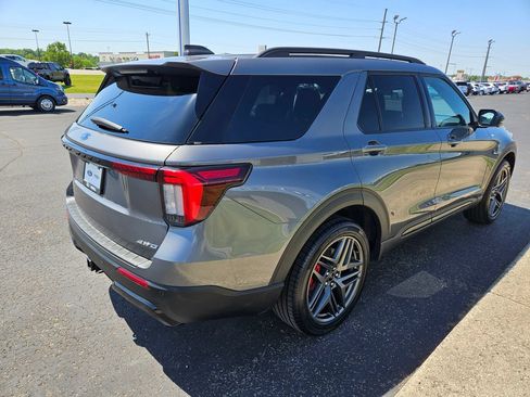 Used 2025 Ford Explorer ST-Line w/ ST-Line Street Pack AWD/4WD image 6