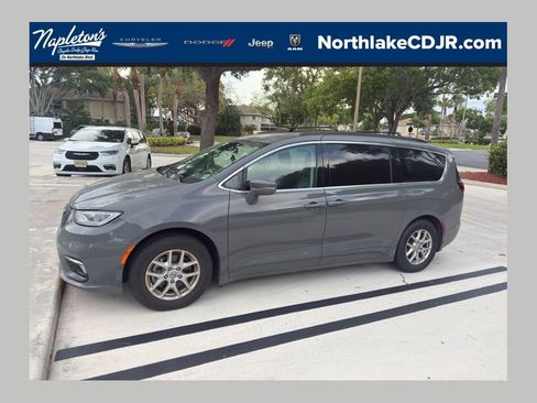 Used 2022 Chrysler Pacifica Touring-L FWD image 1