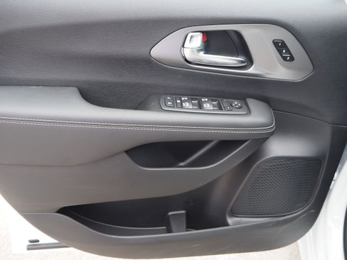 New 2025 Chrysler Pacifica Select w/ Uconnect Theater Family Group image 29