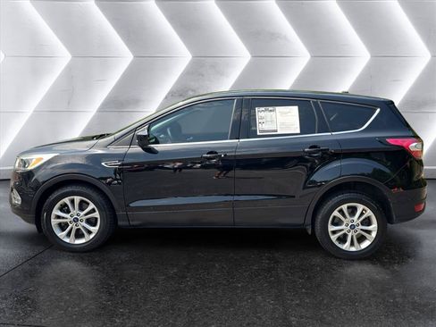 Used 2017 Ford Escape SE w/ SE Cold Weather Package FWD image 2