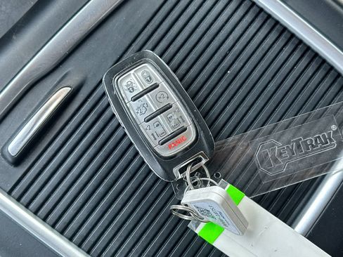 Used 2021 Chrysler Pacifica Touring-L FWD image 30