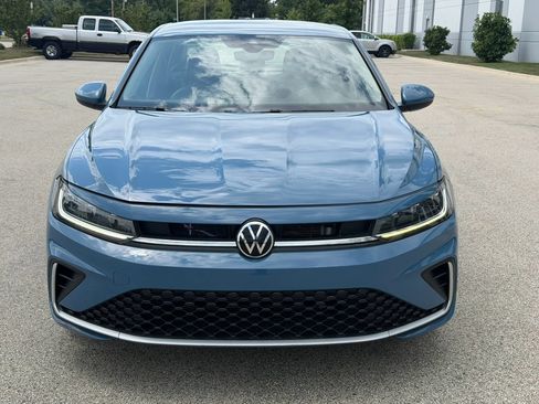 Used 2025 Volkswagen Jetta SE FWD image 2