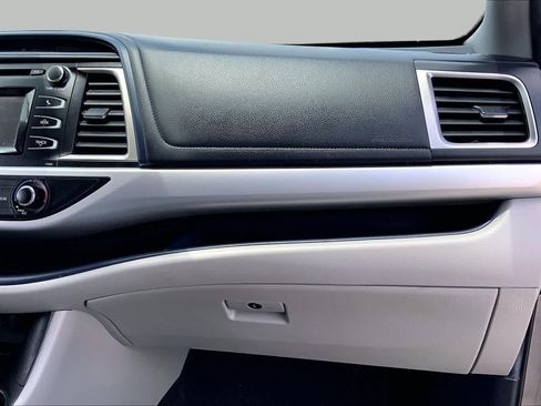 Used 2019 Toyota Highlander LE FWD image 18