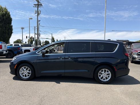 Used 2023 Chrysler Pacifica Touring-L FWD image 2
