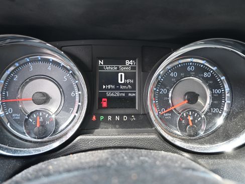 Used 2016 Chrysler Town & Country Touring FWD image 8