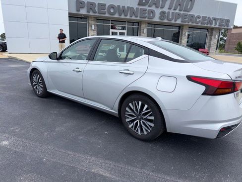 Used 2024 Nissan Altima 2.5 SV FWD image 3