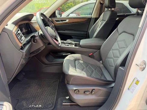 Used 2024 Volkswagen Atlas SE AWD/4WD image 11