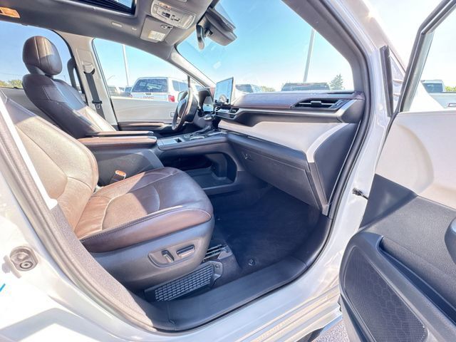 Used 2021 Toyota Sienna Platinum AWD/4WD image 30
