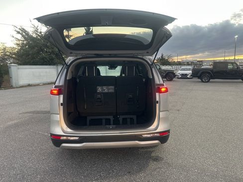 Used 2022 Kia Carnival LX image 8
