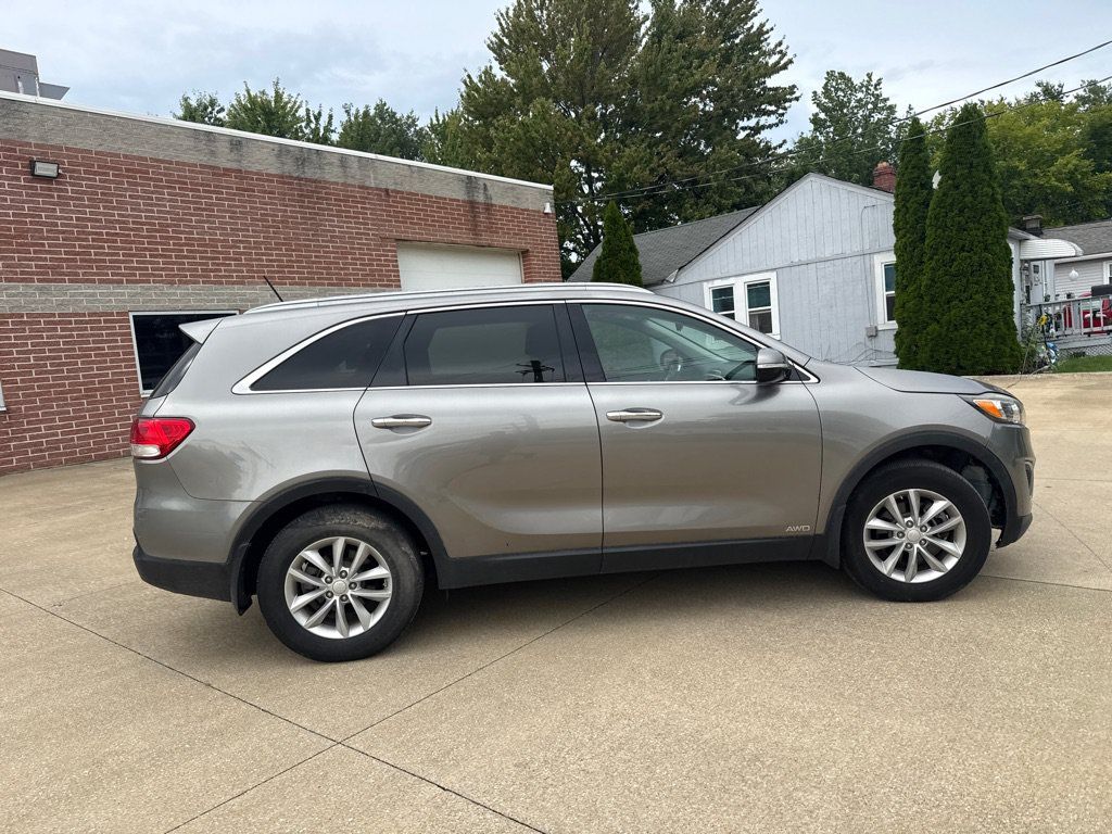 Used 2017 Kia Sorento AWD image 4