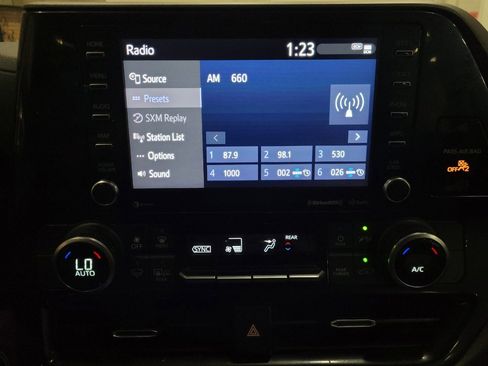 Used 2022 Toyota Highlander LE AWD/4WD image 25