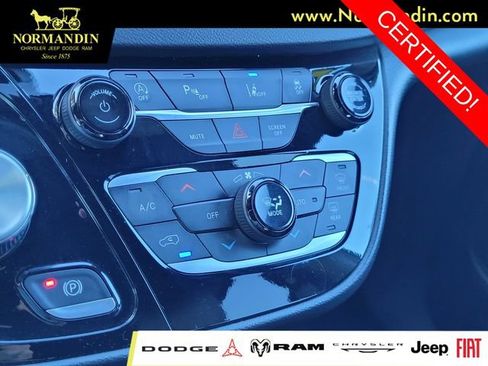Certified 2025 Chrysler Pacifica Select FWD image 11