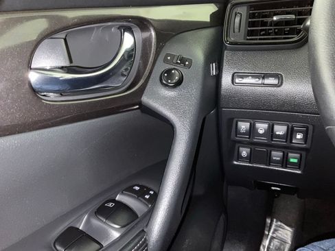Used 2019 Nissan Rogue SV w/ Premium Package FWD image 20