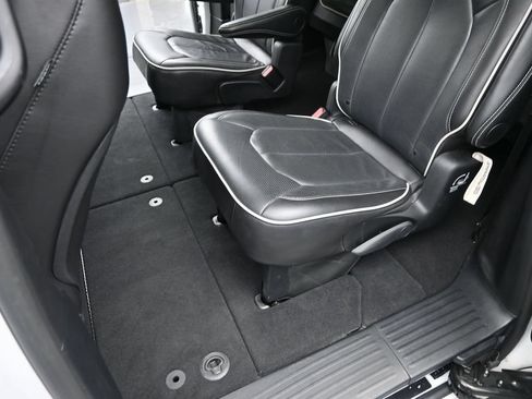 Used 2025 Chrysler Pacifica Limited FWD image 14