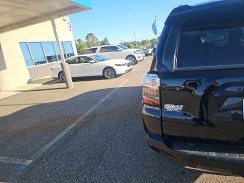 Used 2018 Toyota 4Runner SR5 Premium image 18